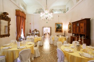 sala affreschi con tavoli rotondi